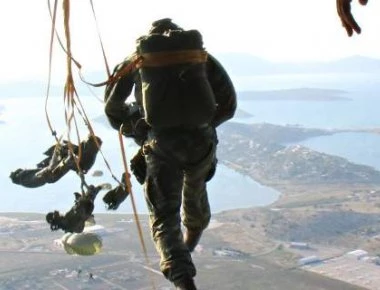 Δείτε τα άλματα αλεξιπτωτιστών από Σινούκ στα 1.200 πόδια (φώτο)